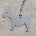 Pendentif de sac chien en cuir gris, accessoire porte-clés terrier style de luxe avec lanière. - Gris