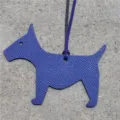 Pendentif porte-clés sac chien en cuir bleu, vue détaillée de ce charmant accessoire. - Bleu saphir