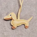 Charmant pendentif de sac teckel en cuir, accessoire élégant de porte-clés chiot. - Jaune