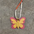Detalle de dije de bolsa de mariposa de cuero, diseño colorido con cuerda de pañuelo de seda. - Amarillo Y Rosa Roja