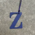 Vista detallada del colgante de bolso con letra Z de cuero texturizado azul de fino acabado. - Azul zafiro