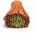 Zweifarbiger Leder Quasten Taschenanhänger in Orange Hellgrün für stylische Accessoires. - Ca. 6x3cm / Innen Hellgelb mit Orange