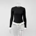 Detailaufnahme eines schwarzen Pullovers mit weißen Rüschen an Bündchen und Saum langärmelig. - S / Oberteile / Schwarz