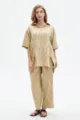 Ensemble de détente décontracté en jacquard beige avec haut à manches courtes et pantalon. - M / Haut et Bas / Kaki