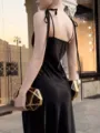 Élégante robe nuisette noire en satin avec de fines bretelles, superbe vue de dos détaillée. - S / Noir