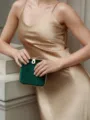 Détail élégant de robe nuisette en satin et pochette en velours à la texture luxueuse. - S / Champagne