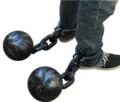 Halloween prigioniero cosplay palla di plastica catena piede puntello pesante ceppo - Stile Manette Con Palla Grande / Nero Invecchiato