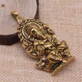 Detailaufnahme eines antiken goldenen Ganesha Anhängers aus Zinklegierung Schmuckzubehör - Altgold