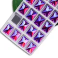 Vue détaillée de strass en verre rectangulaires avec revêtement AB dans un plateau. - 8x10mm 48 Pièces/Paquet / 38 Rouge Rose AB