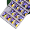 Vue détaillée de strass à coudre en verre AB rectangulaires avec deux trous pour vêtements et loisirs. - 8x10mm 48 Pièces/Paquet / 36 Rouge Eau AB