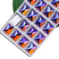 Gros plan détaillé des boutons en cristal de verre rectangulaires à deux trous effet AB. - 8x10mm 48 Pièces/Paquet / Brun AB