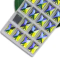 Gros plan de strass en verre AB rectangulaires dans un plateau blanc pour coudre et décorer. - 8x10mm 48 Pièces/Paquet / 33 Jaune Citron AB