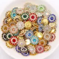 Nahaufnahme von 14mm Sonnenblumen Strass Knöpfen mit Goldboden für DIY Kleidung Details - 50 Stk./Packung / Mehrfarbig