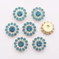 Primer plano de diamantes de imitación para coser de girasol de 14mm con base dorada y cristales. - 50 Piezas/Paquete / Azul Pavo Real