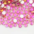 Vista detallada de diamantes de imitación de vidrio plano rosa AB, ideales para uñas y manualidades. - 310 base plateada – rosa melocotón fantasma