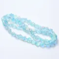 Primer plano detallado de cuentas de vidrio iridiscente azul claro en forma de flor para joyas. - 14 mm aprox. 60 piezas/hira / 08 Azul AB