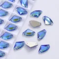Blauwe bijl vorm dubbel gat glas strass steentjes voor DIY kleding tassen accessoires. - Lichtblauw AB