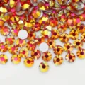 Detailansicht von glitzernden Strasssteinen, goldenen AB-Kristallen für Nagelkunst. - SS8 ca. 2,5 mm 1.440 Stk. / 276 Magisches Burgund-Rot (Silberrücken)