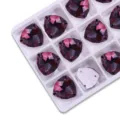 Nahaufnahme der violetten dreieckigen Glasstrasssteine zum Aufnähen auf Kleidung. - 12mm 28 Stück/Packung / 04 Mittelviolett (Dunkelviolett)