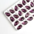 Strass de gota morados para coser doble agujero de cristal para bellas manualidades. - 11x18mm 28 Piezas/Paquete / Púrpura Medio