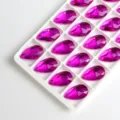 Estrases de cristal en forma de gota magenta en bandeja, ideales para manualidades de disfraces. - 11x18mm 28 Piezas/Paquete / Rosa rojo
