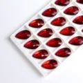 Strass de vidrio rojo en forma de gota con doble agujero para manualidades y ropa DIY. - 11x18mm 28 Piezas/Paquete / Rojo Oscuro