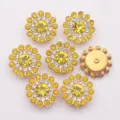 Botones de pedrería con forma de girasol, 14mm cristales redondos base dorada para coser. - 50 Piezas/Paquete / Amarillo Limón