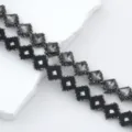 Gros plan détaillé de la bordure en strass noirs en treillis, cristaux gris brillants pour loisirs. - Ceinture de Perçage Carrée Transparente / 36x1.5cm / Noir