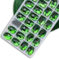 Grüne ovale Strasssteine zum Aufnähen mit zwei Löchern, flache Glaskristalle für DIY Kleidung. - 7x10 mm 72 Stk./Packung / 08 Grasgrün