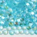 Strass rotondi in vetro azzurro iridescente con fondo piatto per nail art e decorazioni fai da te. - Blu Lago Aurora