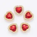 Gros plan de boutons en strass en forme de cœur avec cristal rouge et bordure blanche. - Rouge