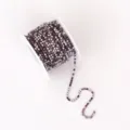 Primer plano detallado de la brillante cadena de diamantes de imitación para manualidades. - Mezcla de strass violeta claro con base a juego