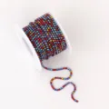Primer plano de cadena de diamantes de imitación colorida, accesorio DIY brillante. - Mezcla de strass violeta oscuro con base a juego