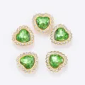 Gros plan de boutons de strass en cristal cœur vert avec bordure blanche, couture DIY. - Vert Fruit