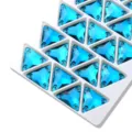 Strass triangolari blu vibranti da cucire per accessori di abbigliamento fai da te - Blu Lago