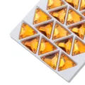 Strass triangolari arancioni di alta qualita da cucire per abbigliamento e accessori fai da te. - Mandarino