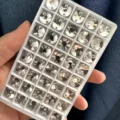 Klare Glas zum Aufnähen Strasssteine flache Rückseite Doppelloch Kristall Knöpfe für DIY Handwerk. - 18mm (20 Stück/Packung) / Gepresstes Weiß