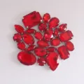 Piedras de estrás de cristal rojo mezcladas con garras metálicas para detalles de ropa. - Rojo