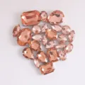 Vista detallada de pedrería de cristal en melocotón surtida con garras para manualidades DIY. - 20 Rojo sandía