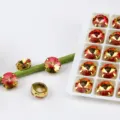 Detailansicht von 12mm runden Farbverlauf-Kristall-Strasssteinen mit goldenen Krallenfassungen. - 10 Stück/Packung / Gradient Mehrfarbig