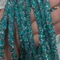 Primo piano dettagliato del tubo cavo in strass resina turchese 6 mm, corda fai da te lucida. - Blu Lago