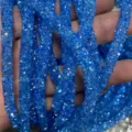 Primo piano dettagliato del tubo cavo in strass AB blu 6 mm, corda artigianale fai da te scintillante. - 05 Blu trasparente