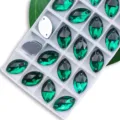 Groene glas markies strass stenen platte rug hand genaaide kristallen voor DIY jurken - Pauwgroen (Blauwe zirkon) / 9*18 mm 28 st./pak