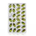 Groene markiesglas naai-strass-steentjes in tray, perfect voor DIY trouwjurk kledingaccessoires. - 77 olijfgroen / 9*18 mm 28 st./pak