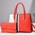 Gedetailleerd overzicht van een stijlvolle rood-wit-zwarte colourblock tote tas met clutch. - Rood