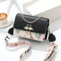 Stijlvolle schoudertas voor dames met ketting, geprint ontwerp en chique sluiting. - Zwart