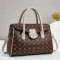 Gedetailleerd overzicht van de stijlvolle monogram handtas met handvatten en V-sluiting. - Khaki