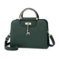 Donkergroene leren crossbody handtas voor dames met gouden hardware en schattig hertenhanger. - Groen