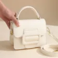 Minimalistische weiße einfarbige Mini-Umhängetasche mit Top-Handle und stylischer Schnalle. - S / Weiß