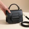 Schwarze Mini-Handtasche mit Henkel und Umhängeriemen, schlichtes einfarbiges Design für den Alltag. - S / Schwarz
